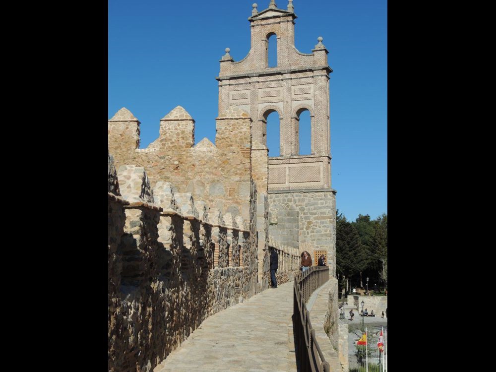 Aproaching gate near Parador