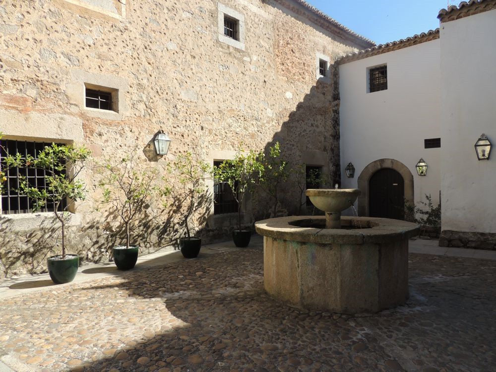 Garden and fountain at entranceway to Parador